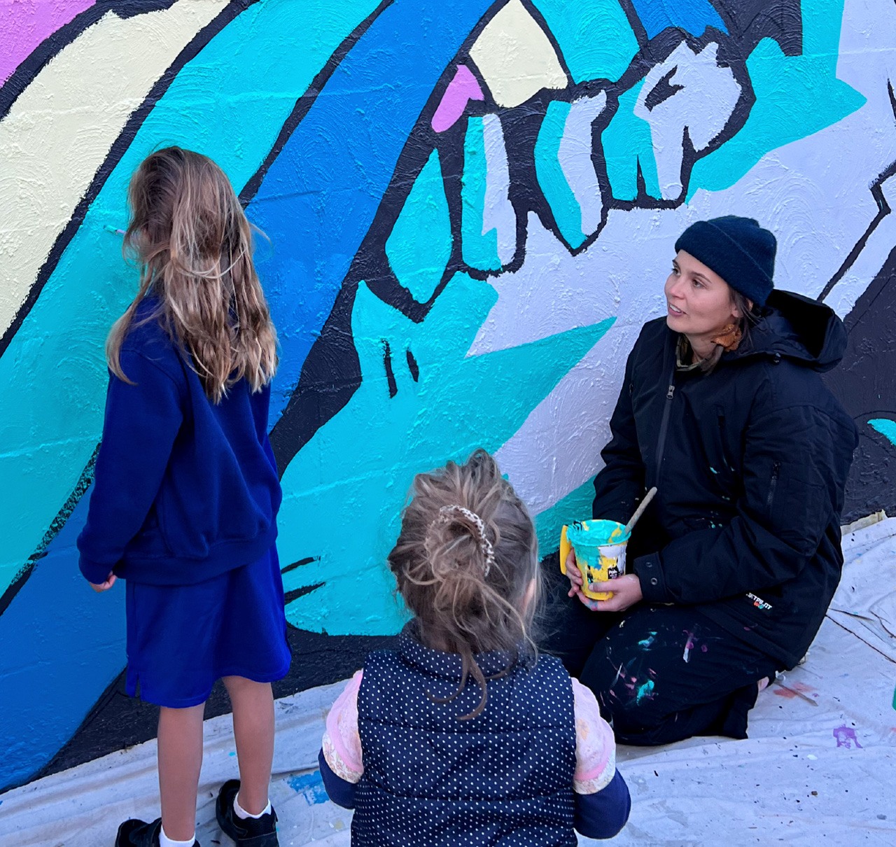 Kids-painting-a-Mural